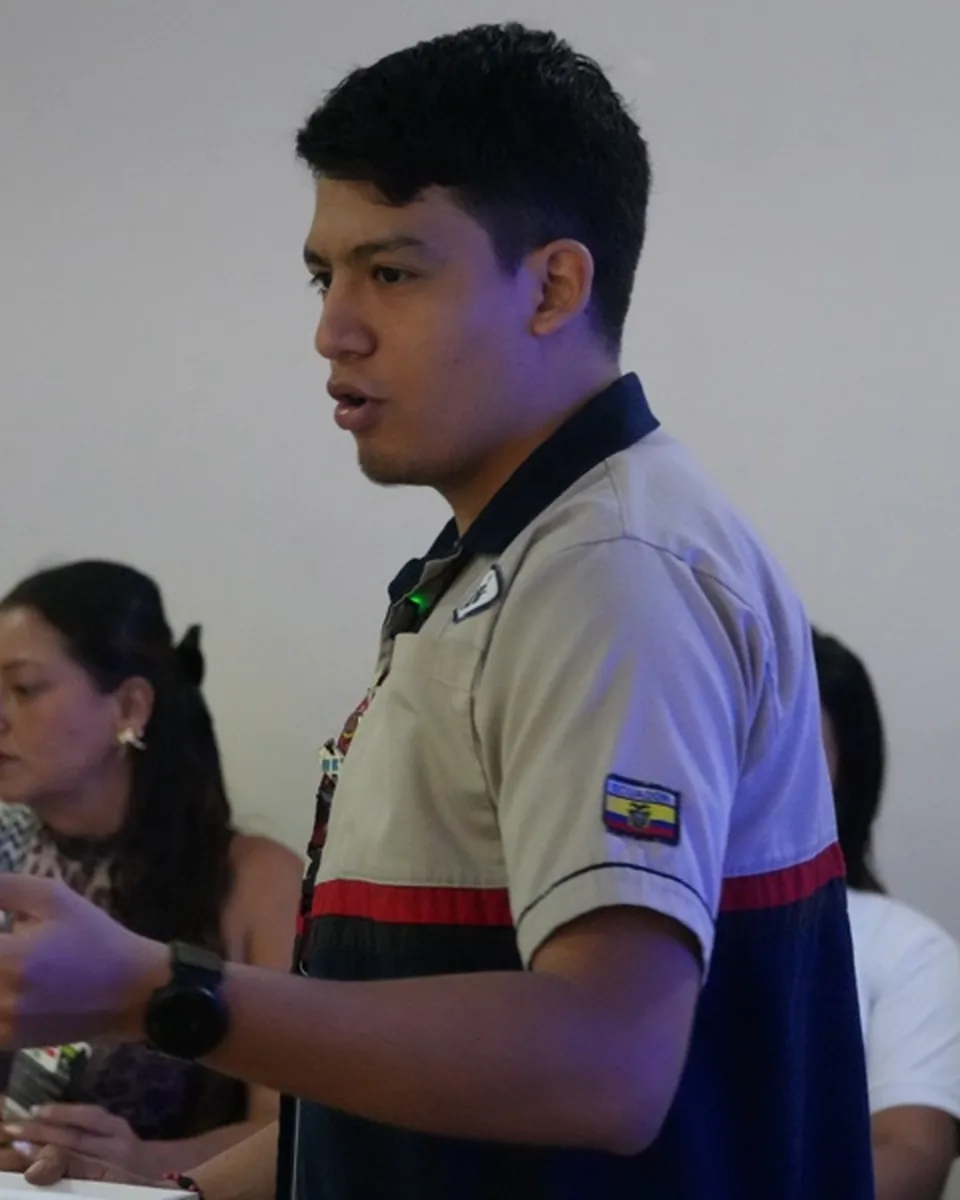 Juan Francisco Armas dictando una capacitación de marketing digital en Ecuador